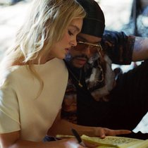 Jocelyn (Lily-Rose Depp) fühlt sich zu Tedros (The Weeknd) hingezogen.