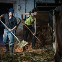 Michi (Julian Koechlin) und Sarah (Sophie Hutter) sind am Ackern auf der Neumatt.