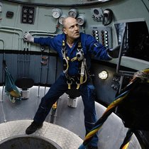 Koordiniert in der Glocke die Tauchgänge: Duncan (Woody Harrelson).