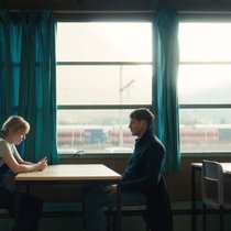 Polizist Yohan (Bastien Bouillon) befragt im Thriller «La nuit du 12» eine Kollegin der Ermordeten.