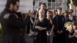 Unheimlich: Trauernder Vater (Alvaro Morte, l.) trifft wütende Oma (Kiti Manver).