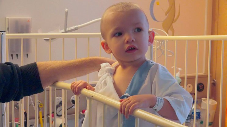 Tapfer: Der kleine Noliam hängt 12 Stunden pro Tag an der Dialysemaschine.