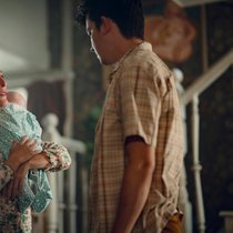 Otis (Asa Butterfield) ist kein Einzelkind mehr: Jean (Gillian Anderson) hat Baby Joy geboren.