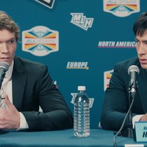 Privat ganz nah, öffentlich auf Distanz: die Eishockey-Cracks Rozanov (Connor Storrie) und Hollander (Hudson Williams).