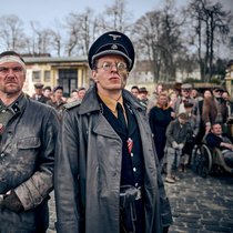Der maskierte SS-Führer von Starnfeld (Alexander Scheer, r.) ist ein Sadist.