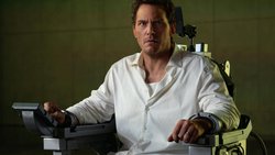 Polizist Chris (Chris Pratt) sitzt als Angeklagter einer KI-Richterin gegenüber.