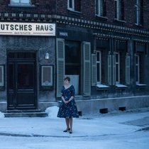 Dolmetscherin Eva Bruhns (Katharina Stark) arbeitet im Gasthaus ihrer Eltern.