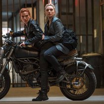 Genossinnen: Natasha (ScarlettJohansson) und Yelena (Florence Pugh) geben Vollgas.