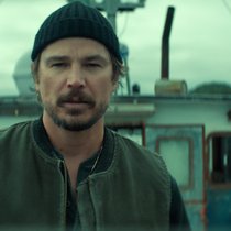 Calvin (Josh Hartnett) holt statt Fischen nur noch Eisbrocken aus dem Meer. 