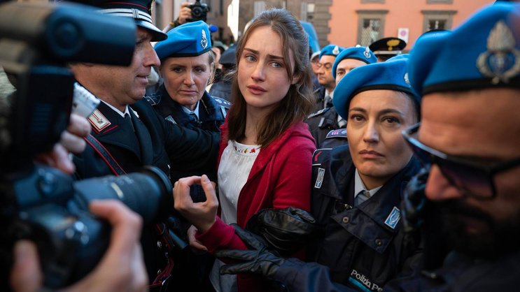 Amanda Knox (Grace Van Patten, M.) wird zum Spielball der globalen Medien.