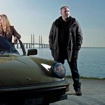 Ermittler mit Stil: Saga Norén (Sofia Helin) mit ihrem olivgrünen Porsche 911 S, BJ 1977 – und Kollege Martin Rohde (Kim Bodnia).