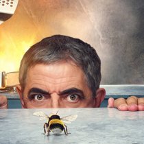 Trevor (Rowan Atkinson) legt sich mit einem klitzekleinen, aber schlauen Insekt an.