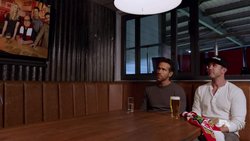 Im Norden von Wales: Ryan Reynolds (l.) und Rob McElhenney bei ihrem ersten Besuch bei Wrexham AFC.