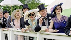 Spass muss sein – Die Familie Crawley (ganz rechts: Michelle Dockery) beim Pferderennen.
