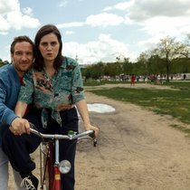 Mark bringt Helena das Velofahren bei, was im Suff fast fatale Folgen hat.