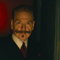 Meisterdetektiv Poirot (Kenneth Branagh) nimmt an einer tödlichen Séance teil.