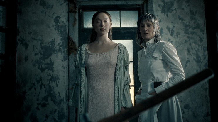Verhängnisvolle Kooperation: Lizzie (Ella Beatty, l.) und Dienstmädchen Bridget (Vicky Krieps).