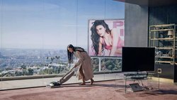 Filmstar Elizabeth (Demi Moore) erhält ein jüngeres Ich (Plakat).