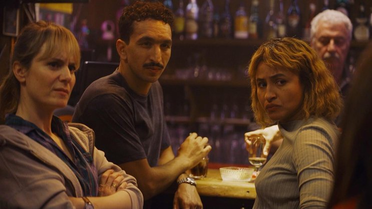 Ein Drink nach der Schicht: Charlie, Karim und Maddie (v.l.).