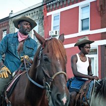 Vater und Sohn: Harp (Idris Elba) und Cole (Caleb McLaughlin) müssen einander erst leiden lernen.