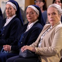 Charismatisch und gerissen: Kathy Bates (r.) feierte als neue «Matlock» ein starkes Seriencomeback.
