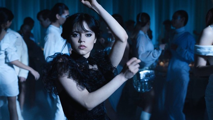 Ob Wednesday (Jenna Ortega) ihren legendären Tanz in Season 2 wiederholt?