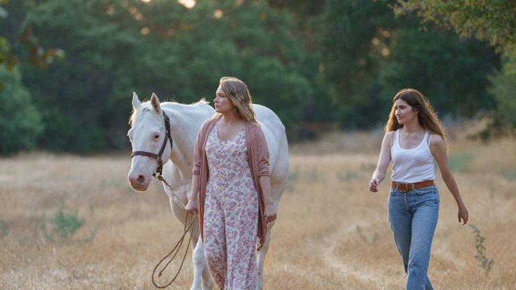 Mama Frankie (Merritt Wever) und Tochter Clare (Kathryn Hahn) in «Tiny Beautiful Things».