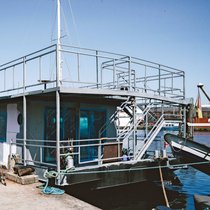 Vor Anker im Hamburger Hafen: Am Ende blieb kaum was vom ursprünglichen Boot übrig.