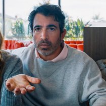 Wer ist der Mörder? Ava (Kaley Cuoco) und Nathan (Chris Messina) rätseln.