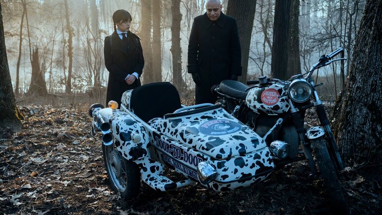 Familienbande: Wednesday Addams (Jenna Ortega) und ihr Onkel Fester (Fred Armisen).