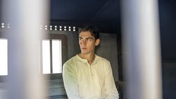 Hinter Gittern und ohne typischen Hut: Sherlock Holmes (Hero Fiennes Tiffin) in jungen Jahren. 